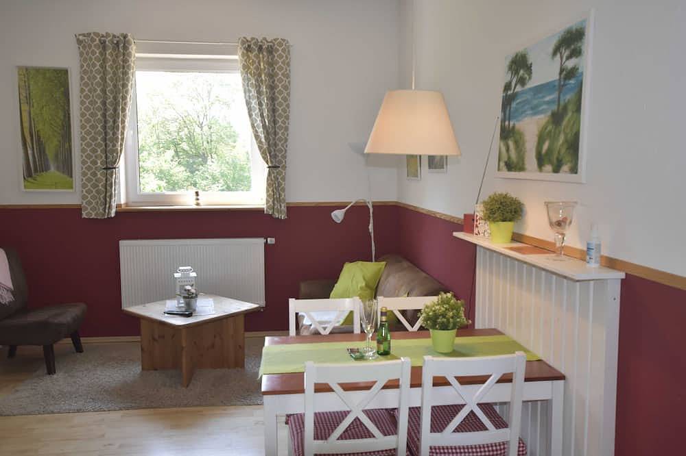 Ganze Wohnung, Ferienwohnung Og im roten Haus am Ostsee Radweg Ovs 103 - 2-Raum-Ferienwohnung in Blowatz, Neuburg