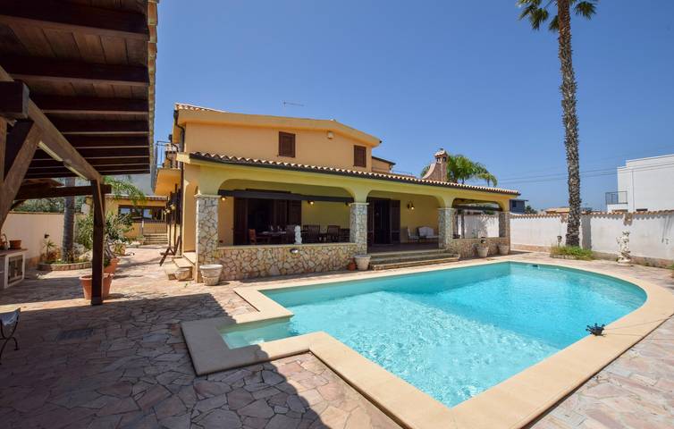Ferienwohnung am Strand mit Pool und WiFi, 2,5 km von Spiaggia di Casteldaccia entfernt in Altavilla Milicia, Palermo Provinz