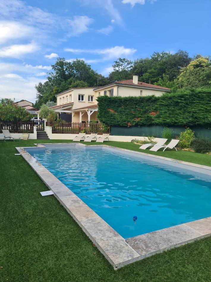 Gîte pour 14 personnes, avec piscine ainsi que terrasse et jardin