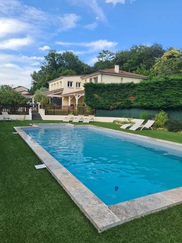 Gîte pour 14 personnes, avec terrasse ainsi que piscine et jardin à Vitrac