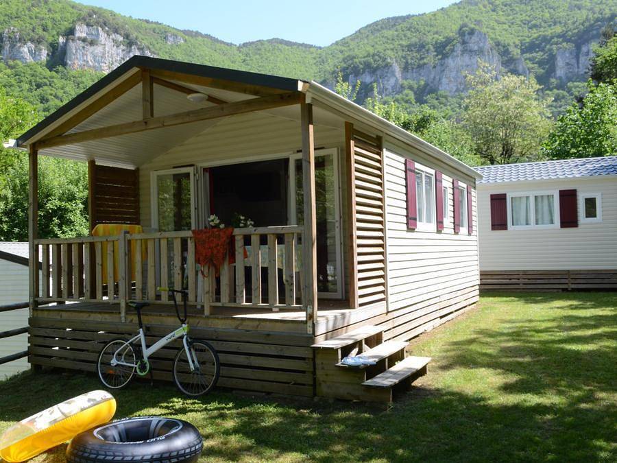Flower Camping le Peyrelade - Mobilhome 4 personas - Residencia Peyrelade Confort 2 habitaciones-terraza cubierta + Tv in Rivière-sur-Tarn, Parc naturel régional des Grands Causses