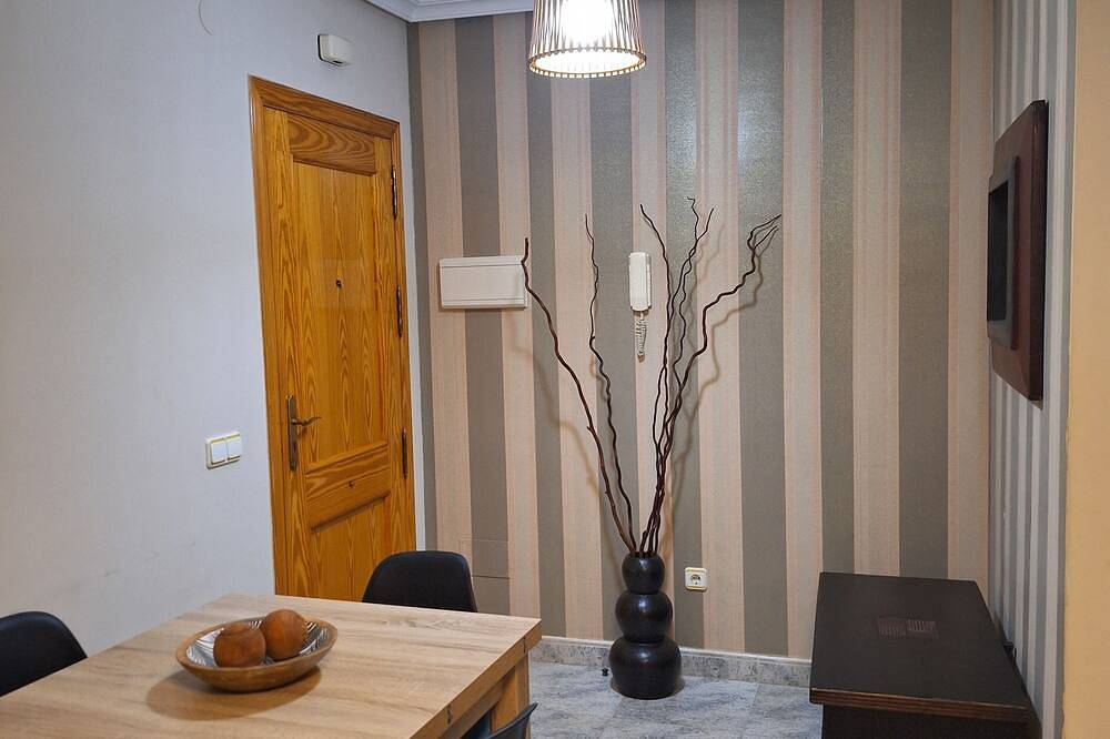 Ganze Wohnung, Playamar Retamar, is in first line of beach, urbanization with swimming pool. in Retamar, Almería