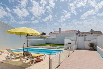 Villa for 6 Guests in Albufeira, Faro District, Picture 2