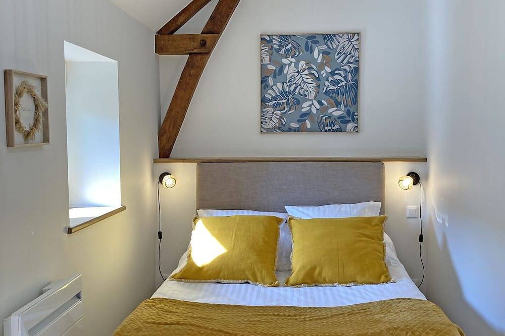 Grande maison rénovée avec étang privé, parc arboré et jeux extérieurs - Idéale pour familles et amis in Aron, Mayenne
