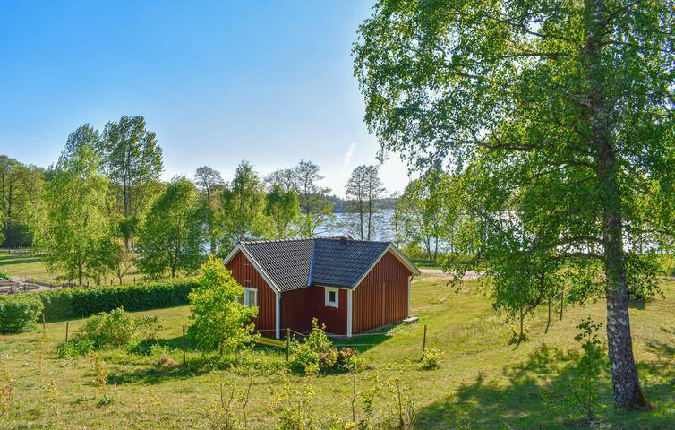 Feriehus for 4 personer, med Terrasse og Hage i tillegg til Innsjøutsikt i Småland