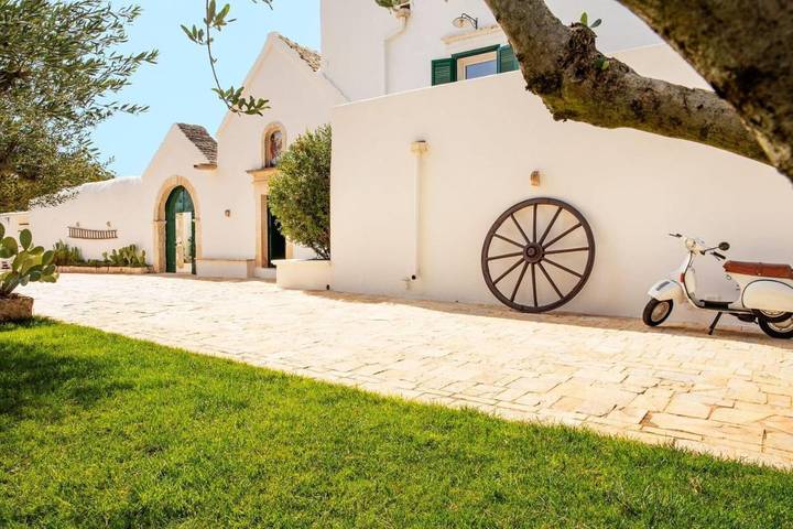 Agriturismo per 18 persone, con piscina e panorama nonché giardino e terrazza, con animali domestici a Martina Franca