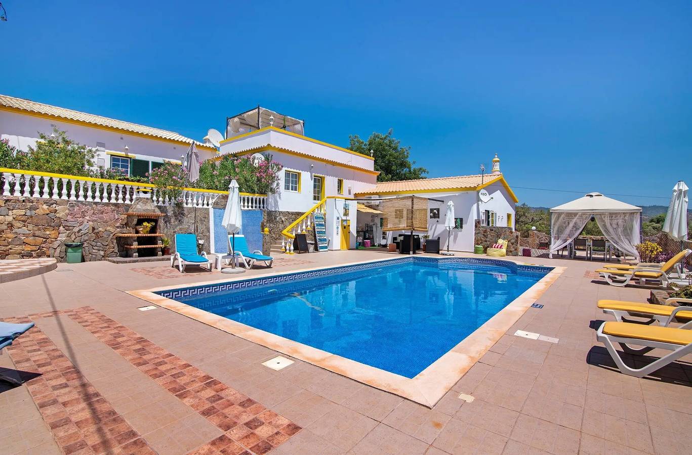 Casa de férias 'Casa 2' com piscina partilhada e acesso Wi-Fi in Salir, Serra do Caldeirão