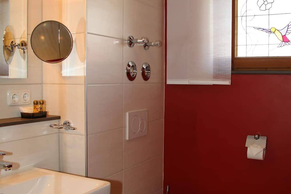 Ganze Wohnung, Gepflegte Wohnung im Landhausstil ⸗ Südbalkon ⸗ gute Ausstattung ⸗ Wlan ⸗ Ruhe in Egglfing am Inn, Bad Füssing