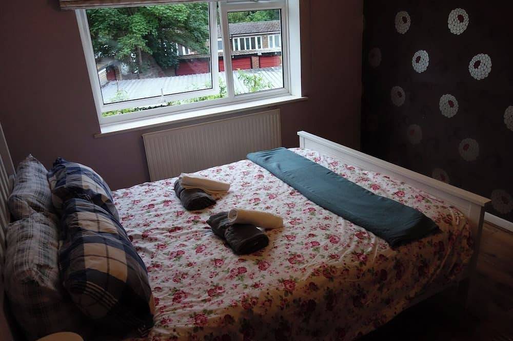 Entire apartment, New Cosy 2 Bedroom Flat - Englefield Green in Thorpe Park, Surrey
