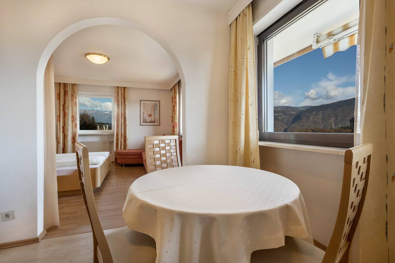 Ganze Wohnung, Ferienwohnung "Residenz Kronstein - 3" mit Balkon, Gemeinschaftsgarten, Bergblick & Wlan in Tisens, Nonsberggruppe