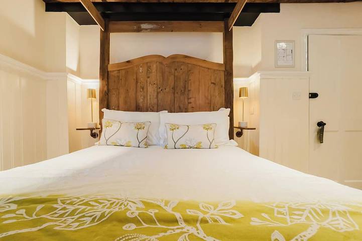 Experience boutique comfort above The Powell pub in Birchington. Stylish en-suite rooms, luxury touches, and a vibrant pub below—perfect for business, couples, or families. Book your coastal escape today! in Birchington, Kent