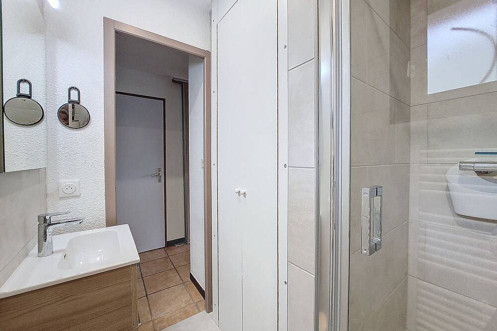Entire apartment, Flat Orée 32B - Montriond - Sleeps 4 - Mountain view - Close to ski lifts in Montriond, Les Portes du Soleil