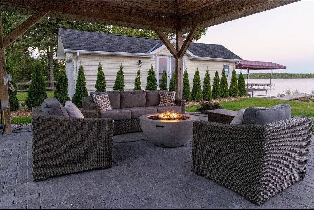 Luxury Cottage Kawartha Lakes With Jacuzzi, pool and many  more attractions in Ontario