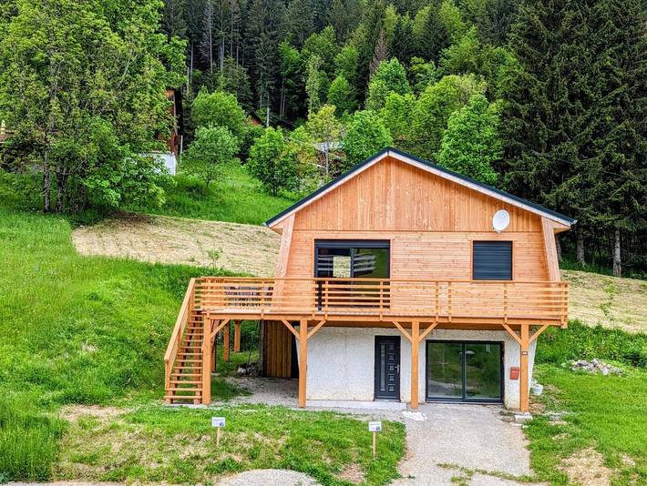 Ganze Wohnung, Ferienwohnung 'Les Iris' mit Bergblick, privatem Garten und Wi-Fi in Saint-Pierre-d'Entremont, Isère