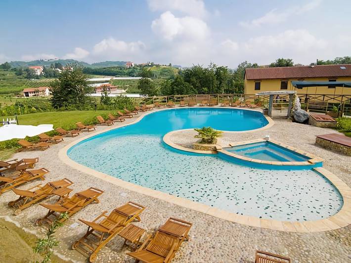 'Del Falegname' Room with Mountain View, Shared Pool, and Wi-Fi in Sommariva Perno, Langhe