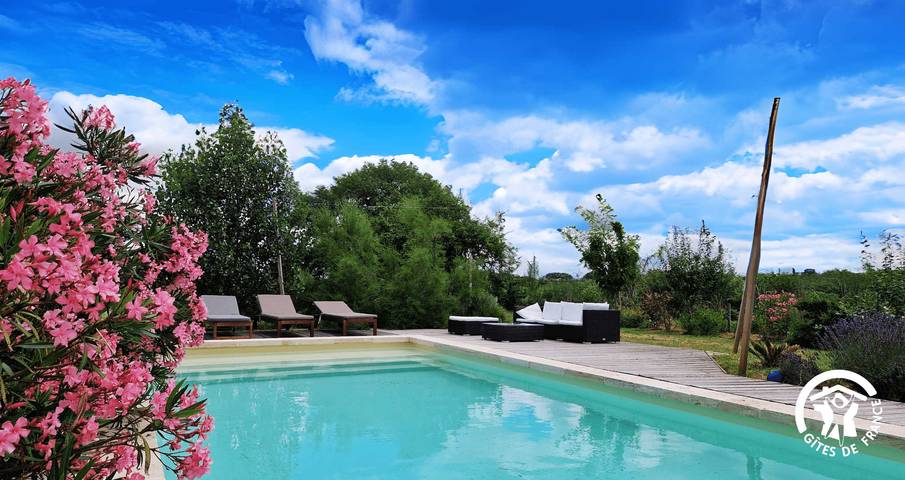 Gîte pour 11 personnes, avec piscine et terrasse, animaux acceptés