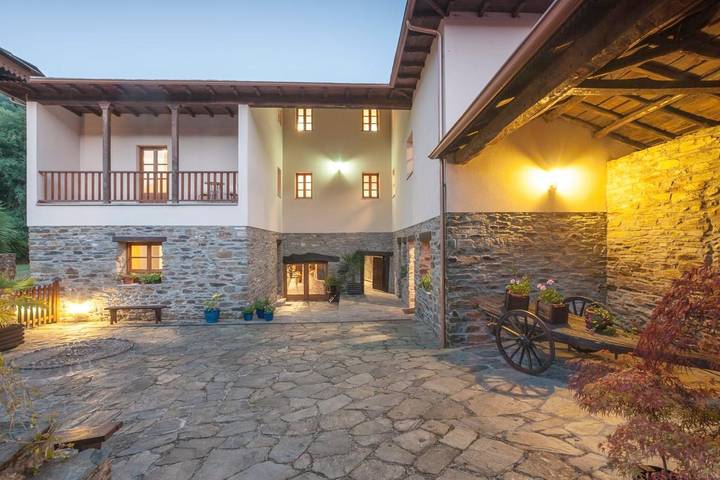 Apartamento para 5 personas, con Jacuzzi además de Terraza y Jardín en Cangas del Narcea