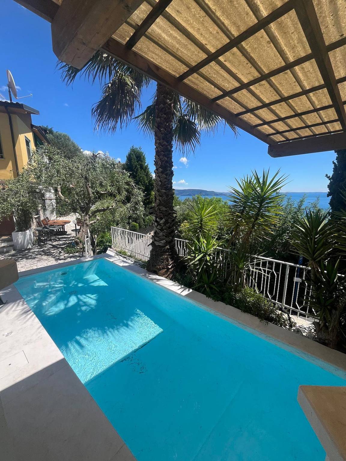 Villa Samanta in Gardone Riviera, Montagnes autour du lac de Garde