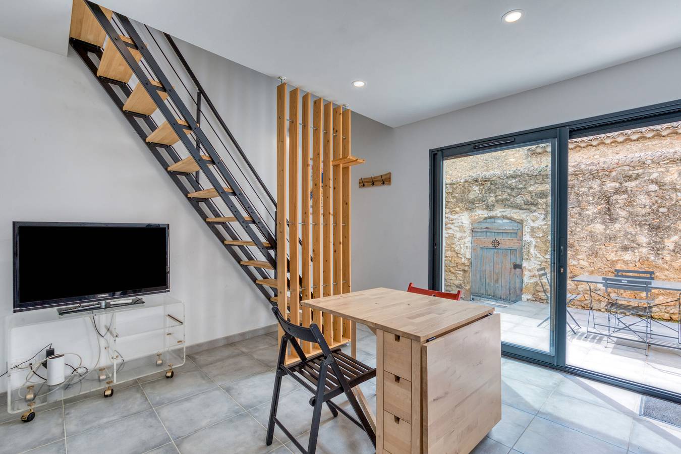 Appartement entier, Appartement 'Le Poulailler d'Alice' avec terrasse privée, Wi-Fi et climatisation in Saint-Geniès-de-Fontedit, Région de Béziers