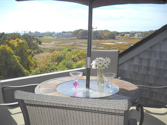Vacation home for 6 people, with pool and balcony as well as yard in Cape Cod
