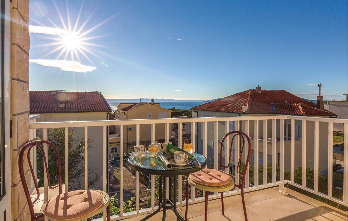 Appartement de vacances entier, Charmant appartement avec terrasse et parking, à 400 m du bord de mer à Makarska in Makarska, Makarska riviera