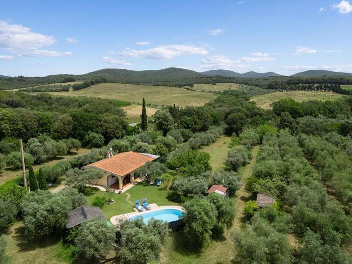 Villa per 4 persone, con giardino e piscina a Bibbona