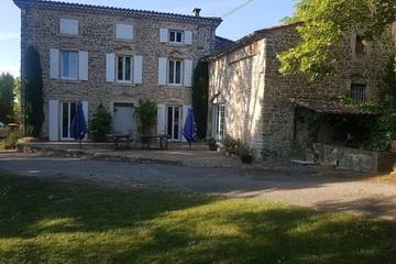 Gîte pour 4 personnes, avec piscine et jardin, animaux acceptés à La Répara-Auriples