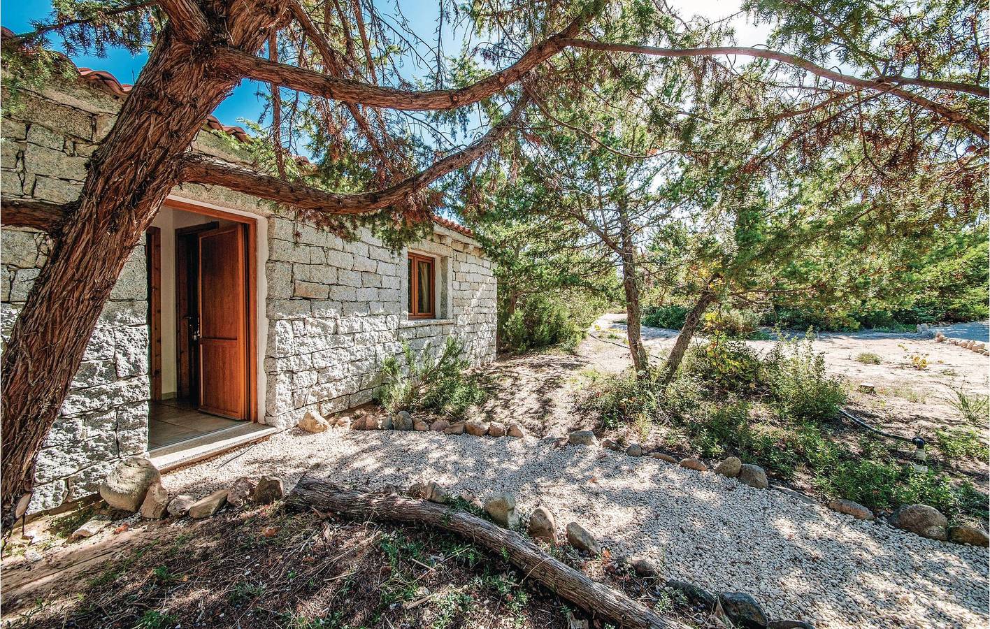 Entire holiday apartment, Beachside Apartment with Pool, Parking & Kitchen in Badesi, Olbia-Tempio