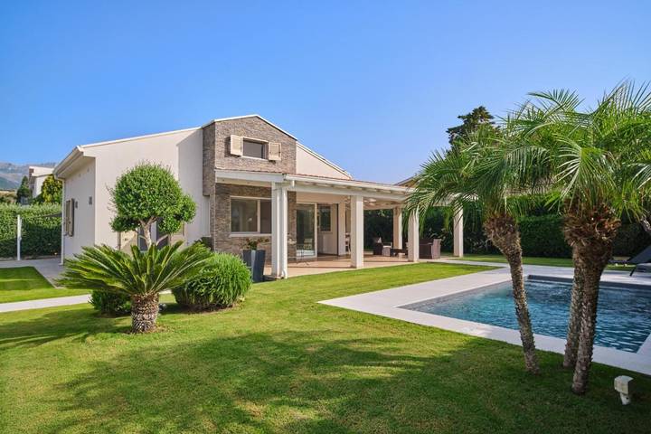 Villa per 5 persone, con Terrazza e Giardino nonché Piscina a Lascari