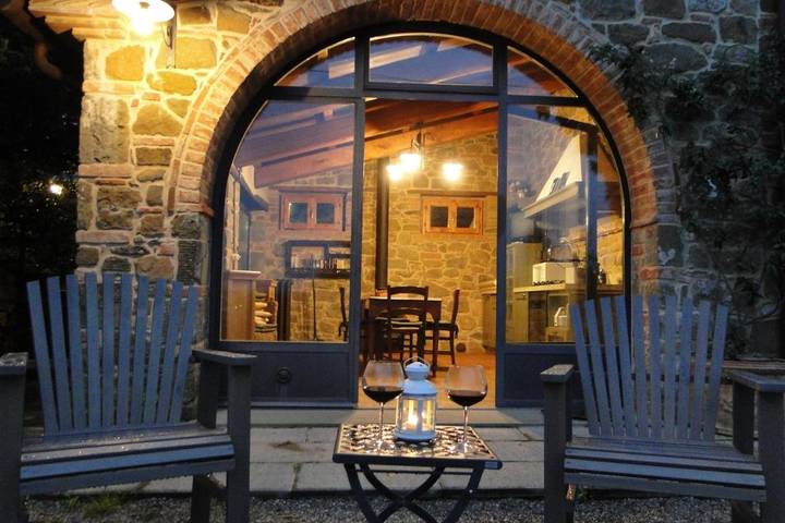 Agriturismo per 3 persone, con sauna e panorama nonché giardino e piscina, con animali domestici in Monte San Savino