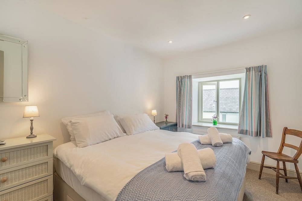 12 bedroom accommodation in Pembroke in Pembroke, Pembrokeshire