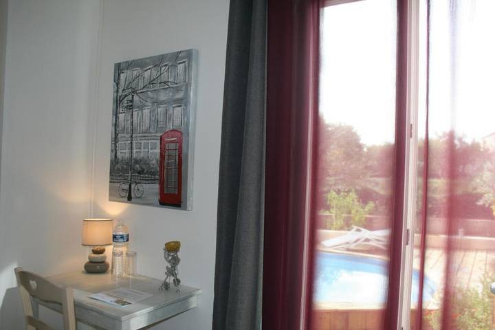 Location de vacances pour 2 personnes, avec terrasse et vue ainsi que piscine et jardin à Saturargues - 3