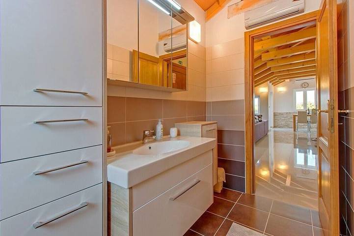 Ganze Wohnung, Ferienwohnung Rose mit großem beheiztem Pool 50m2 und Meerblick in Nerezine auf der Insel Lošinj in Nerezine, Lošinj (Kvarner Bucht)