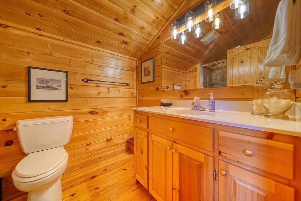 Troutmendous on the River - 3 Br, Hot Tub, Charcoal Grill, Screened Porch! in Chattahoochee National Forest