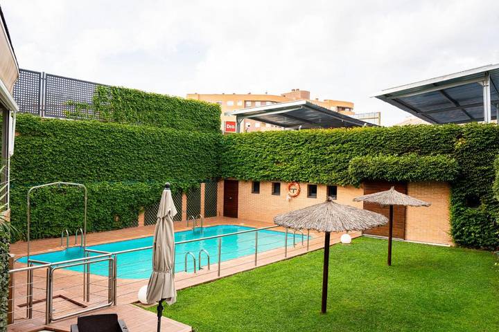 Apartamento para 3 personas, con vistas además de piscina y jardín en Valdemoro