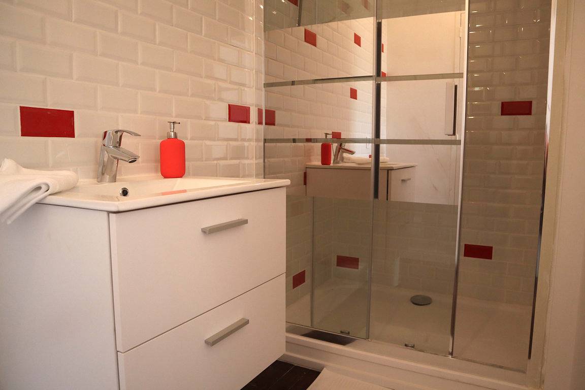 Au Nec Plus Ultra - Chambre d'hôtes - Rouge et Blanche in Brux, Vienne (France)