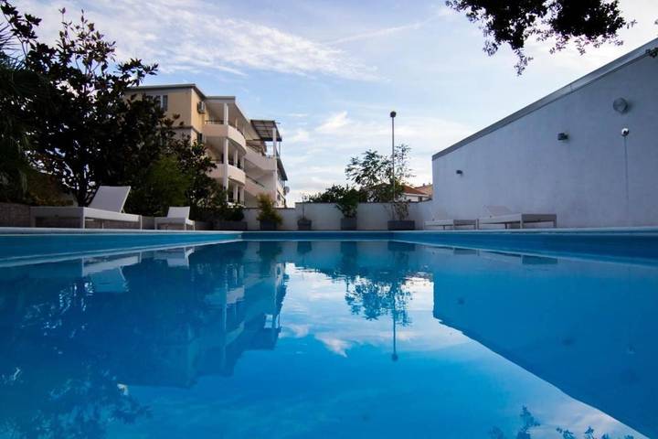 Villa für 6 Personen, mit Balkon und Whirlpool sowie Terrasse und Garten in Montenegro - 4