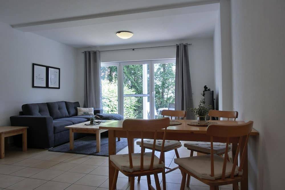 Ganze Wohnung, 2-Zimmer-Ferienwohnung im Erdgeschoss in ruhiger Lage - Nh in Neu Hirschburg, Ribnitz-Damgarten