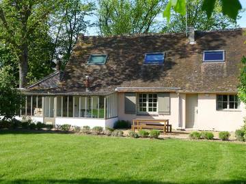 Gîte pour 8 personnes, avec terrasse et vue à Saint-Luperce
