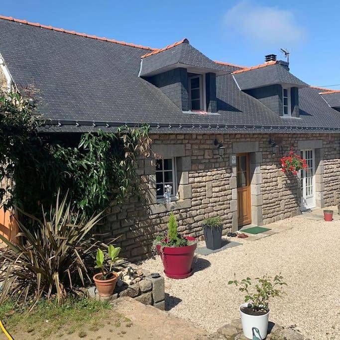 Gîte pour 6 personnes, avec piscine ainsi que vue et jardin à Saint-Caradec-Trégomel