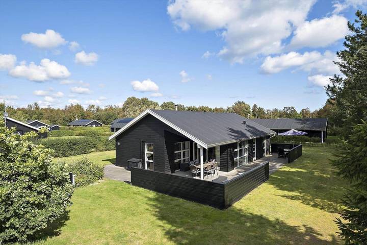 Ferieudlejning for 7 personer, med terrasse og jacuzzi samt pool i Hou