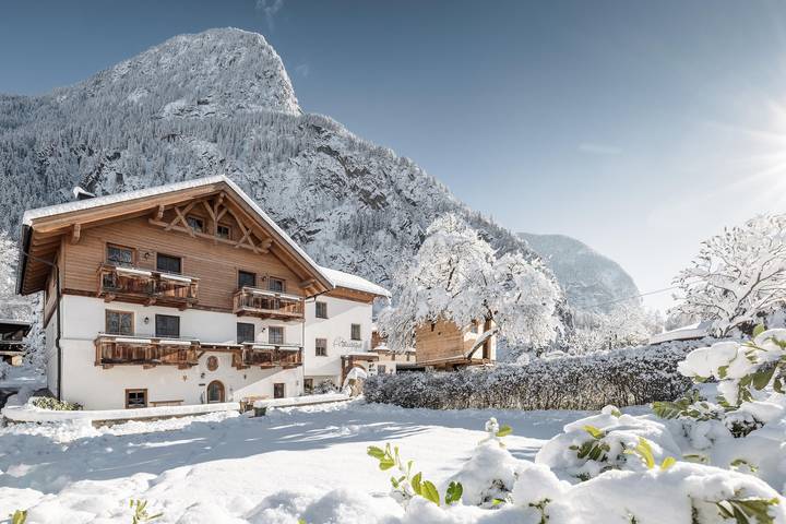 Ferienwohnung für 4 Personen, mit Balkon und Terrasse sowie Garten und Sauna in Oetz