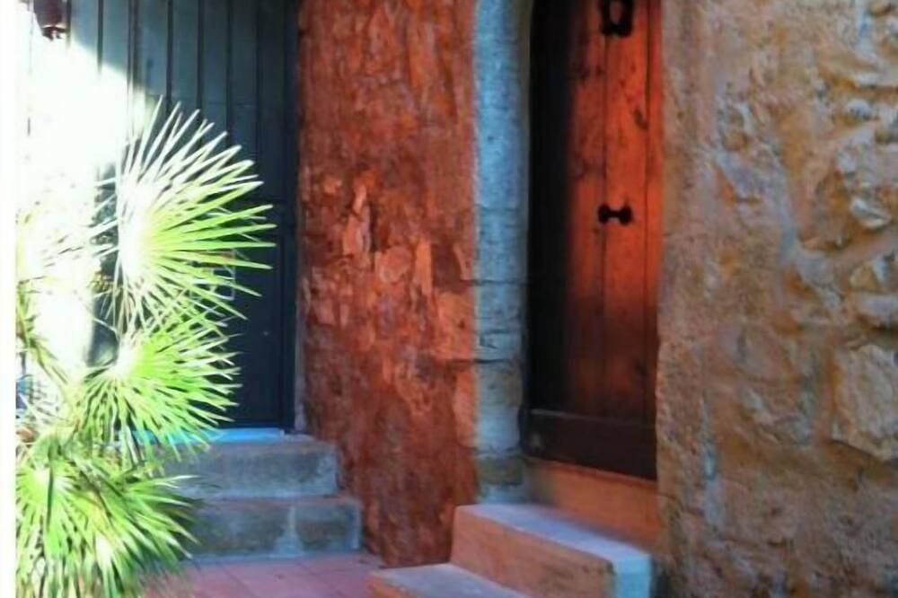 Entire apartment, B&B Villa des Muses in the heart of a village in Provence in La Roque-d'Anthéron, Aix-en-Provence region