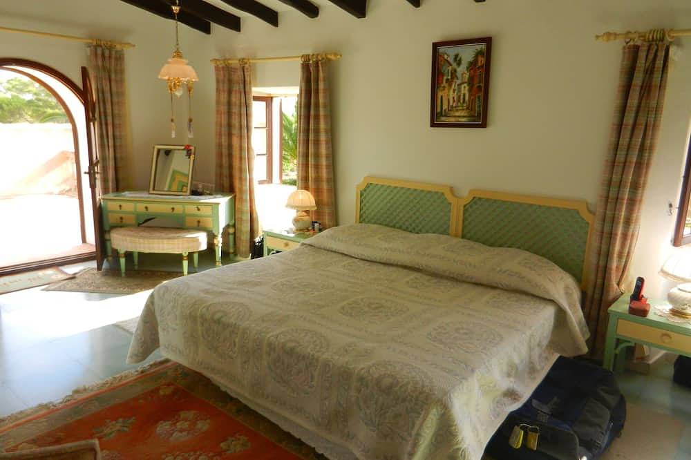 Beautiful Old Farmhouse With English Country Gardens & Pool. 6 bedrooms 6 baths. in Cala d'Or, Santanyí