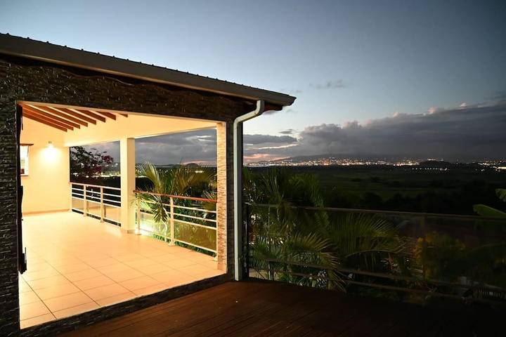 Location de vacances pour 14 personnes, avec vue et jardin ainsi que piscine et terrasse à Rivière-Salée - 2