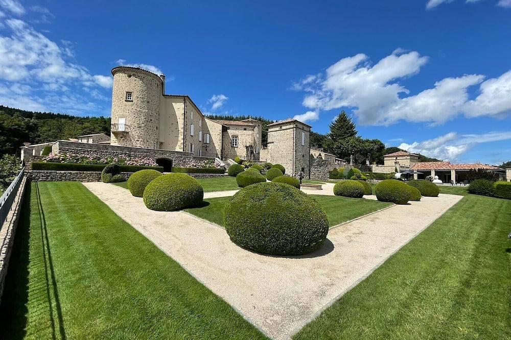 Studio de charme situé au cœur d'un domaine arboré de 70 hectares in Boffres, Région de Tournon-sur-Rhône