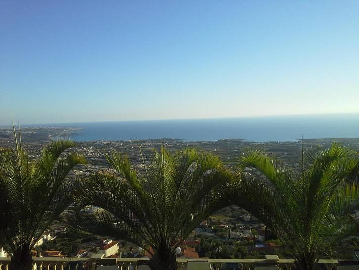 Casa de vacaciones para 20 personas, con piscina y vistas además de sauna y balcón en Peyia