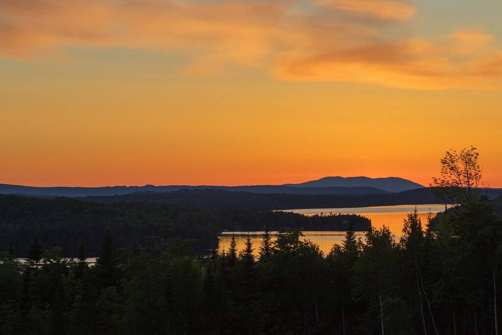 Gemütliches Cottage am See mit Dock, Blick auf die Berge, ruhige Lage und vieles mehr! in Moosehead Lake