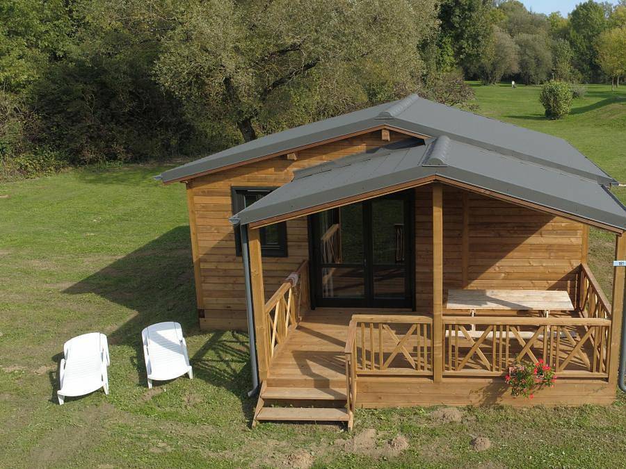 Camping Les Bords de Loue - Chalet 7 personen - Chalet Savania 35m² - 3 Zimmer 6/7 pers. in Parcey, Jura