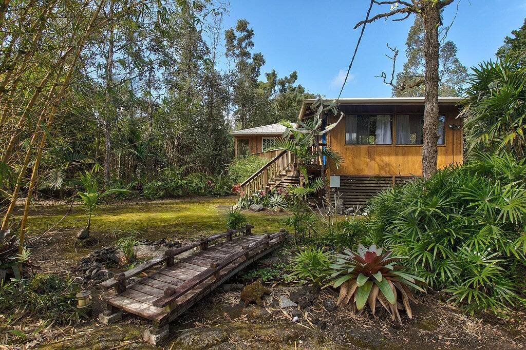 Log Cabin for 2 Guests in Hawaiian Paradise Park, Island Of Hawaii